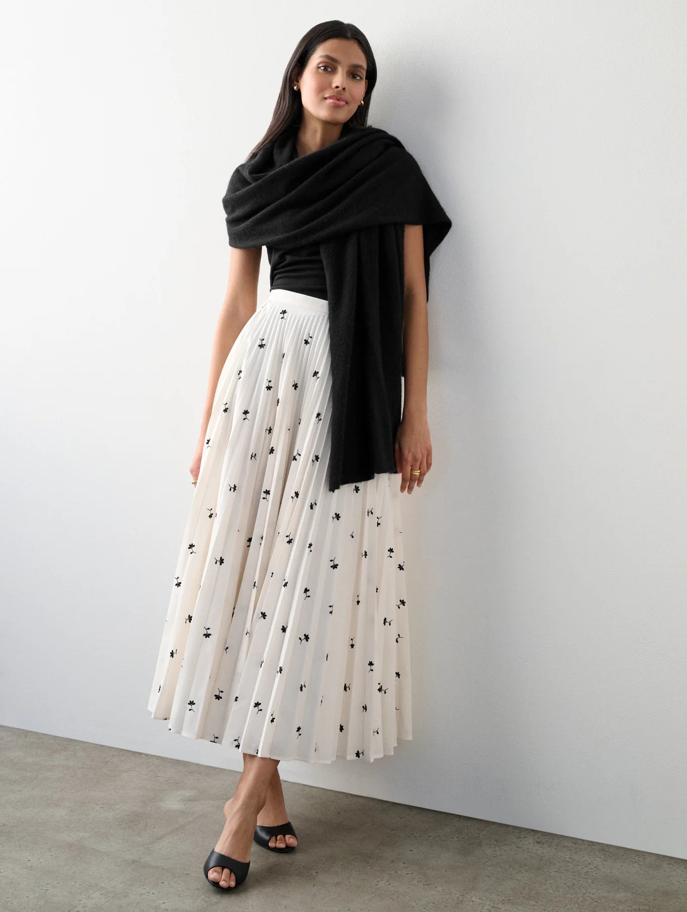 White + Warren Cashmere Travel Wrap Black