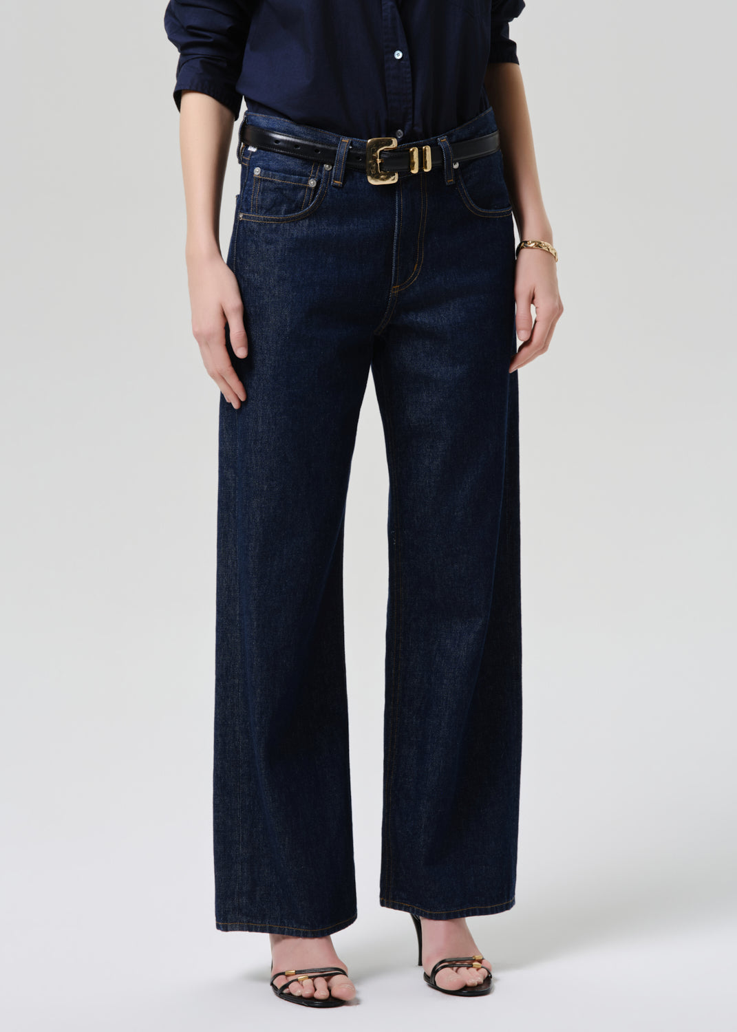 Model wearing Citizens of Humanity Lindz low-rise easy straight jeans in dark indigo Amherst wash