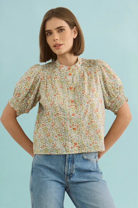Woman wearing floral Hartley Top with puffed sleeves and blue jeans