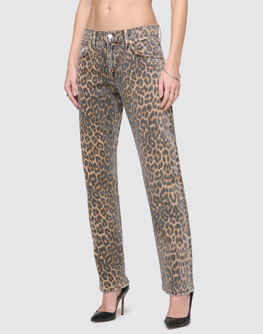 Model wearing Re/Done Mid Rise Blondie Crop jeans in leopard print with black heels