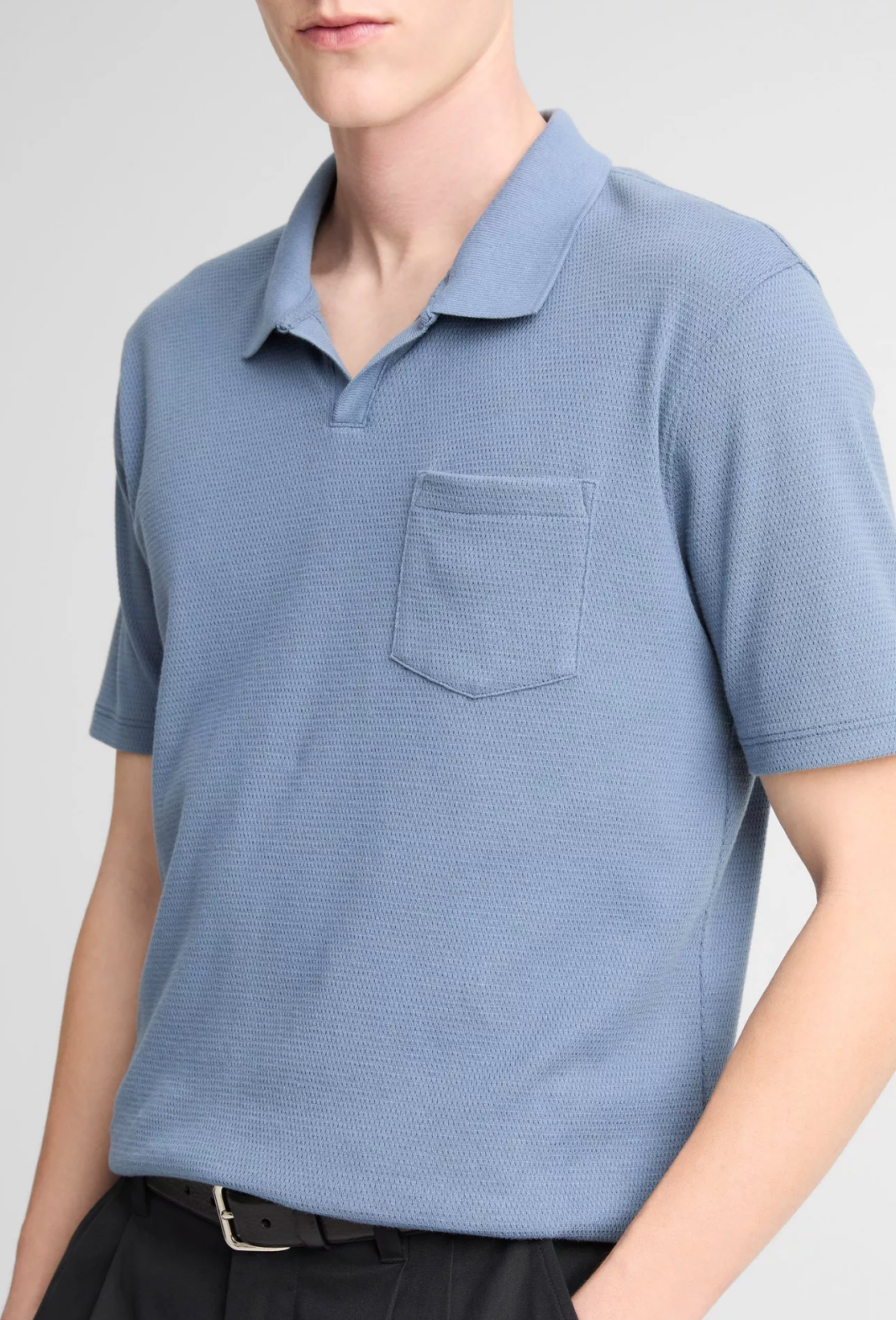 Vince SS Johnny Collar short-sleeve polo shirt in light blue with chest pocket and relaxed fit