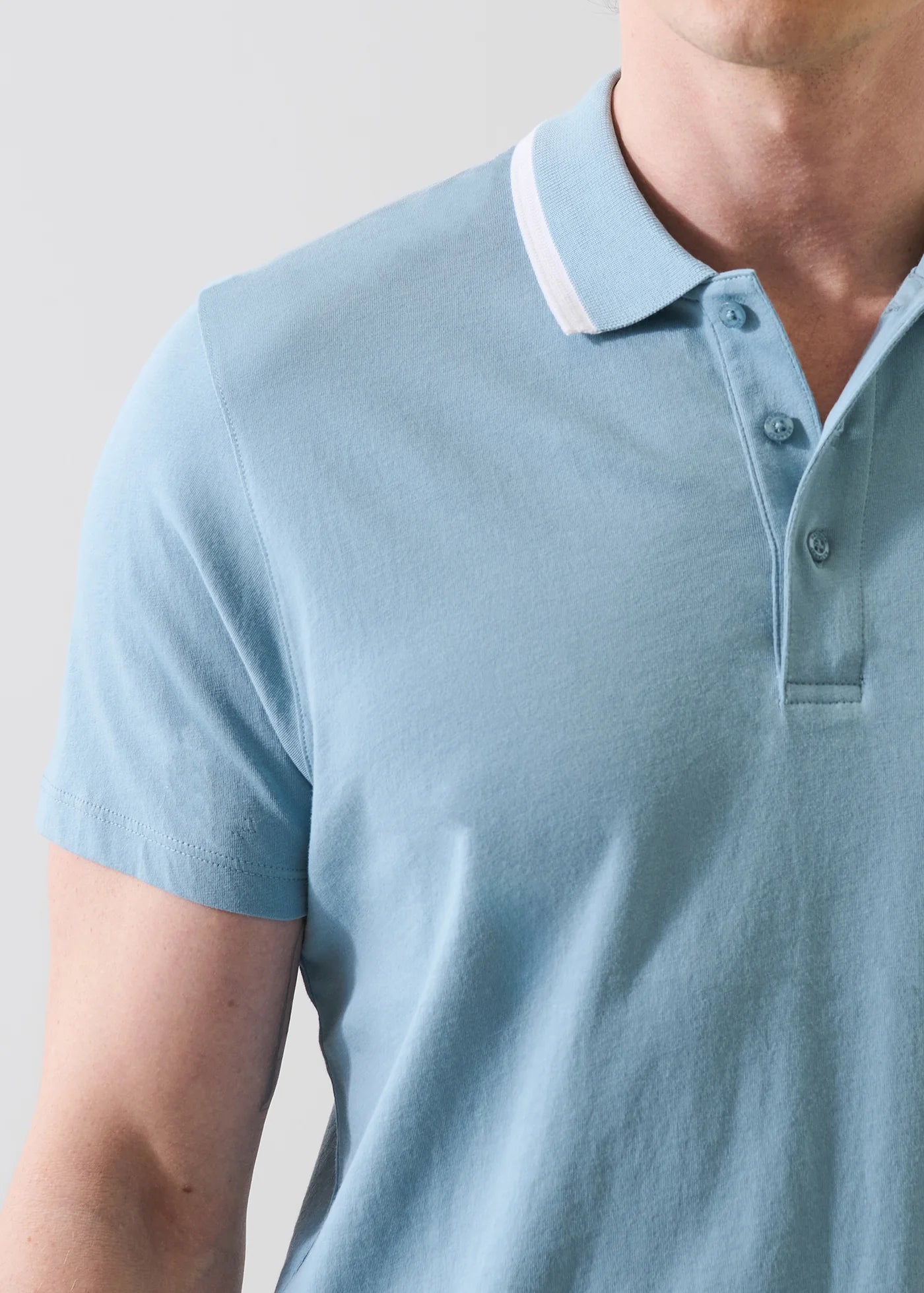 Patrick Assaraf short sleeve polo shirt with tipped collar detail and button placket in light blue