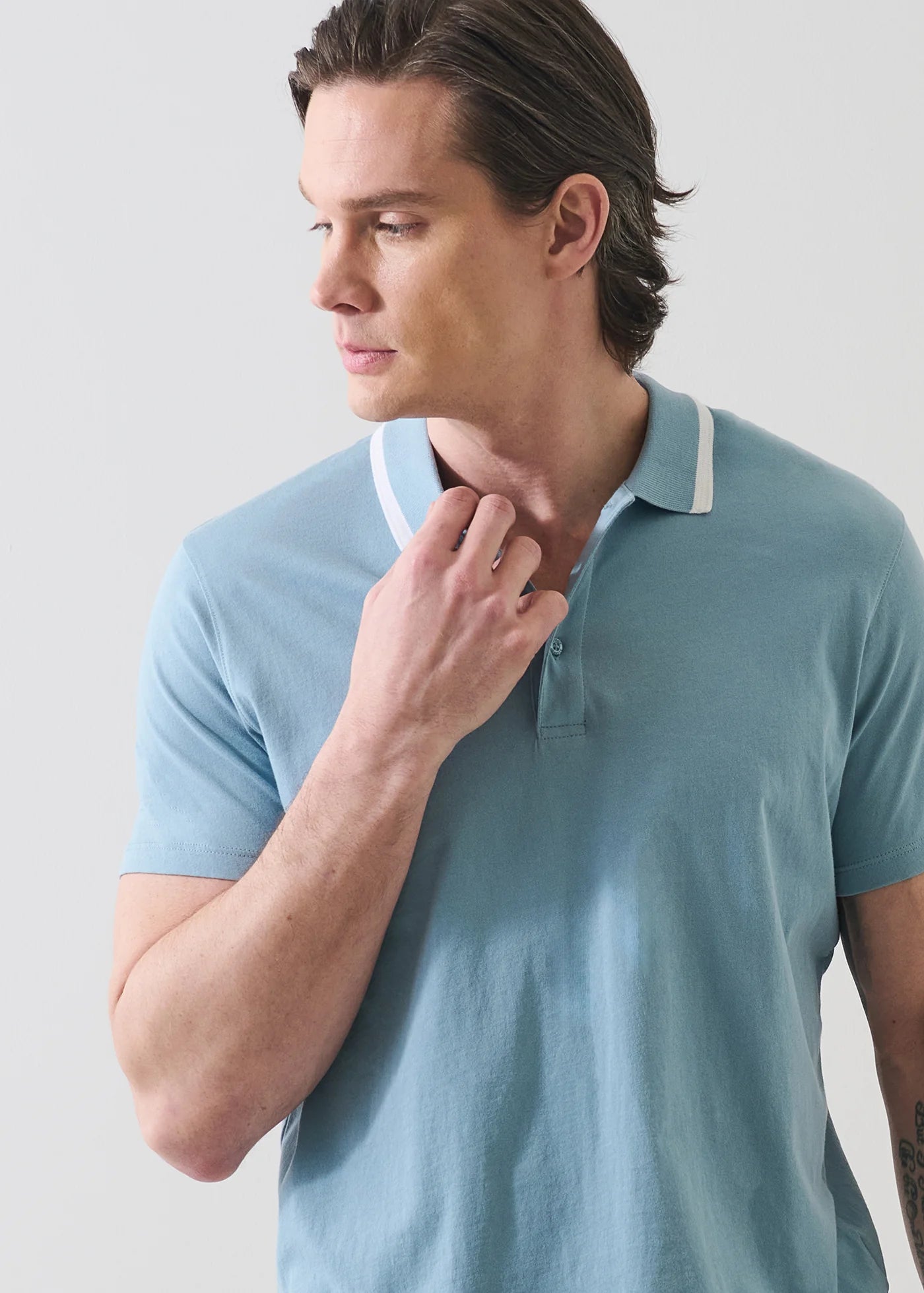 Patrick Assaraf men's short-sleeve organic pima cotton polo shirt with tipped collar in light blue