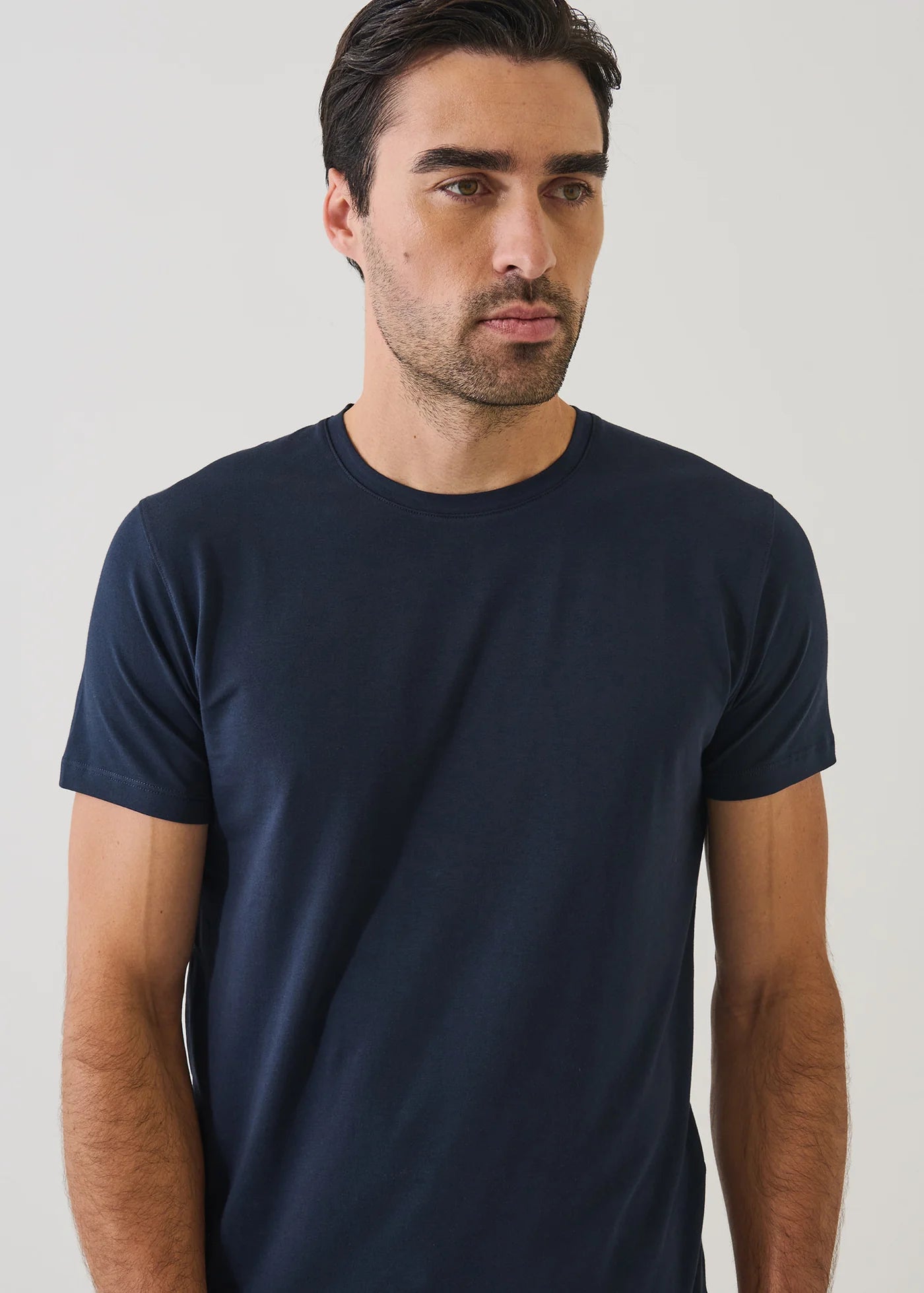 Patrick Assaraf men's short sleeve crew neck t-shirt in midnight navy blue on male model