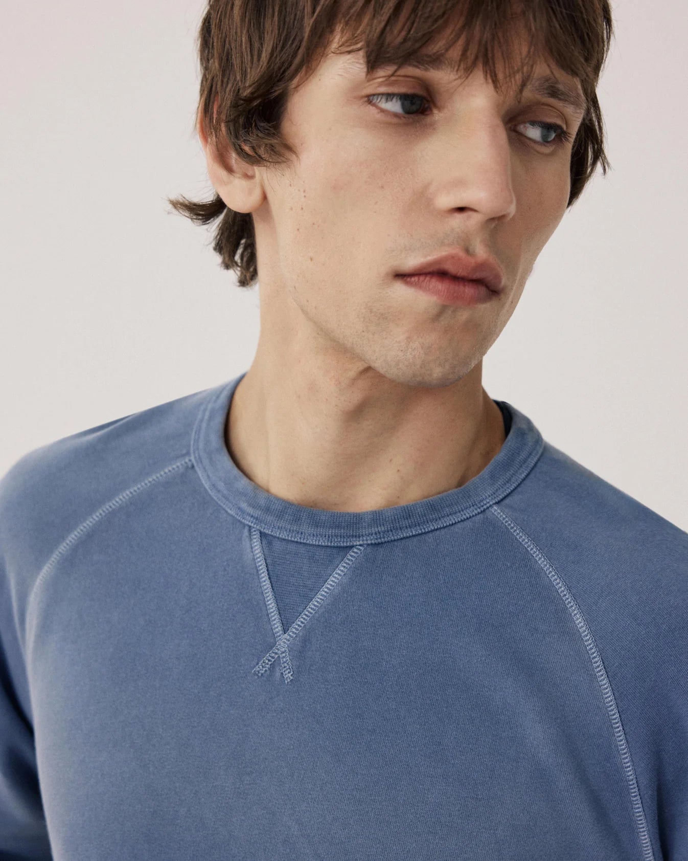 Hartford Light Fleece crew neck sweatshirt in blue denim wash with raglan sleeves and contrast stitching details.