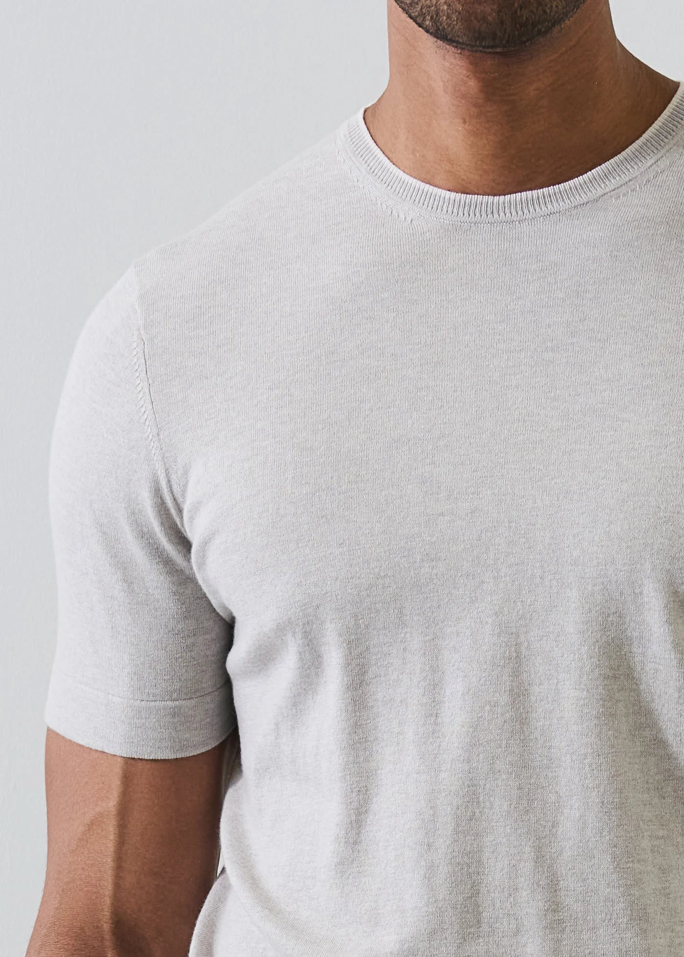 Patrick Assaraf short sleeve cotton-cashmere blend crew neck t-shirt with ribbed collar and cuffs
