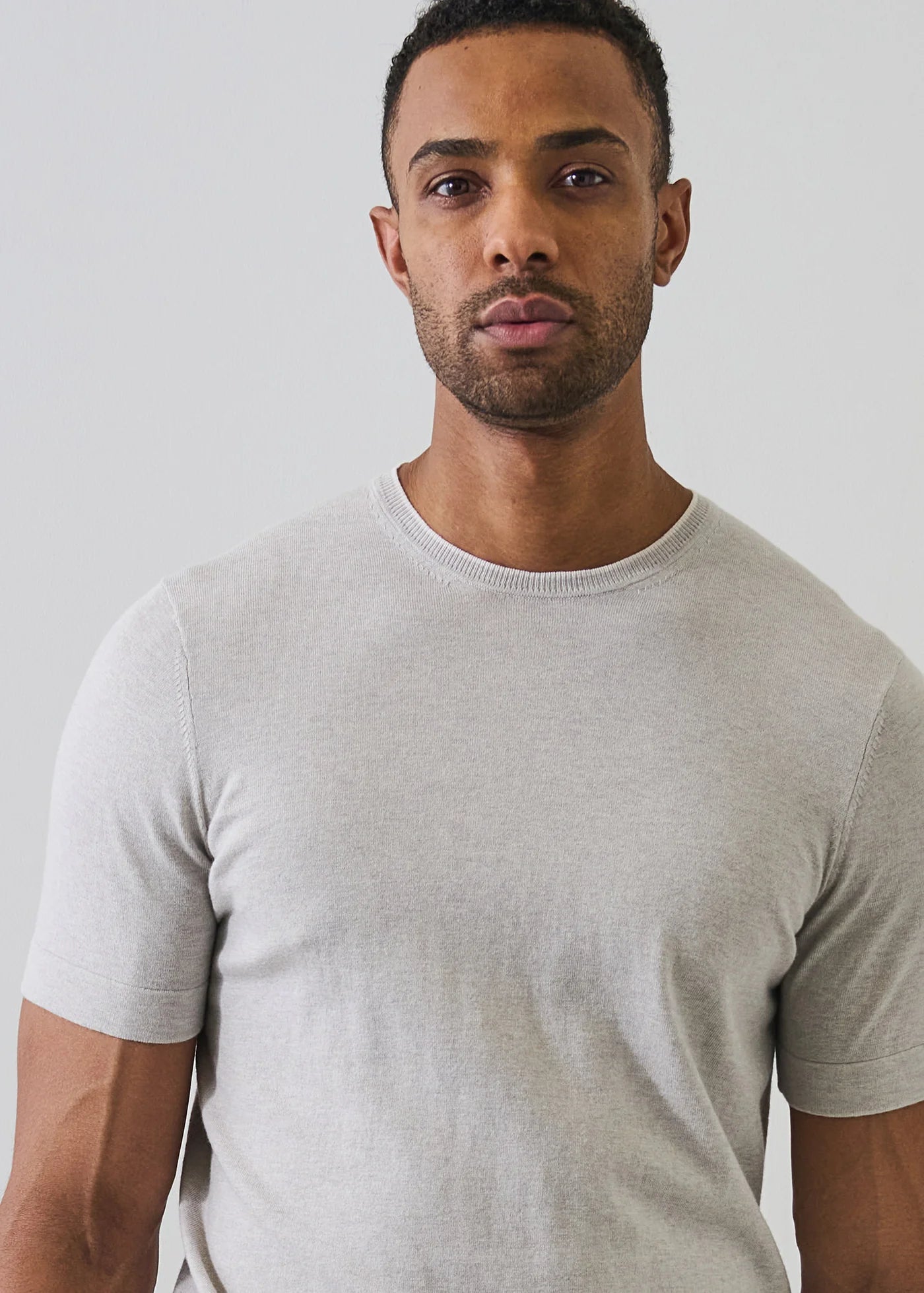 Patrick Assaraf short sleeve cotton cashmere crew neck knit top in light neutral tone